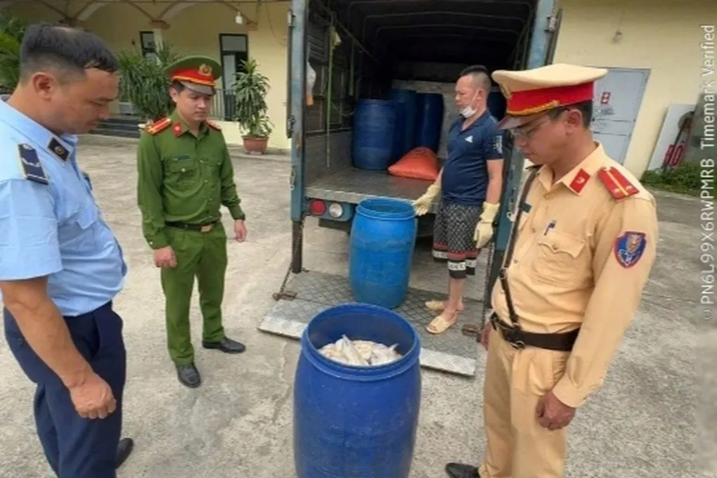 Phát hiện hơn 1 tấn lòng lợn bốc mùi hôi thối trên xe tải ở Hưng Yên- Ảnh 1. Phát hiện hơn 1 tấn lòng lợn bốc mùi hôi thối trên xe tải ở Hưng Yên- Ảnh 1.