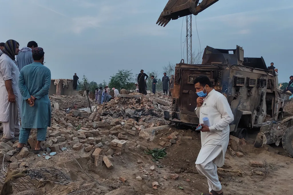 12 cảnh s&aacute;t Pakistan thiệt mạng trong vụ đ&aacute;nh bom xe - Ảnh 1.