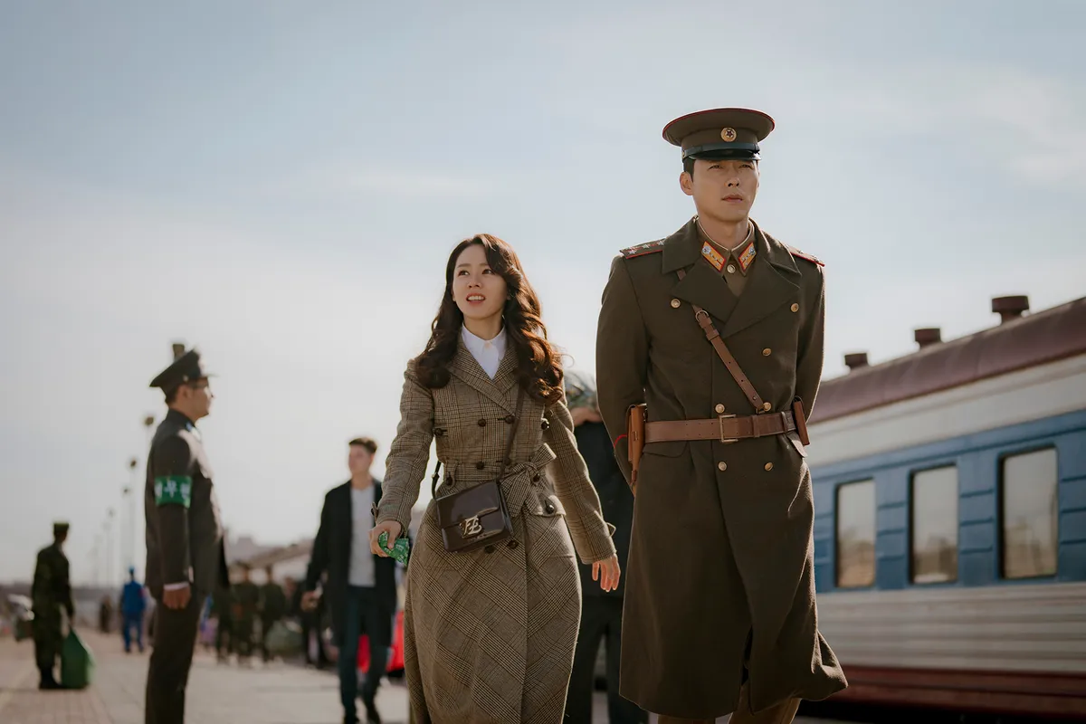 Hyun Bin - Son Ye Jin v&agrave; loạt khoảnh khắc &ldquo;t&igrave;nh bể b&igrave;nh&rdquo; tại Baeksang 2026 - Ảnh 1.