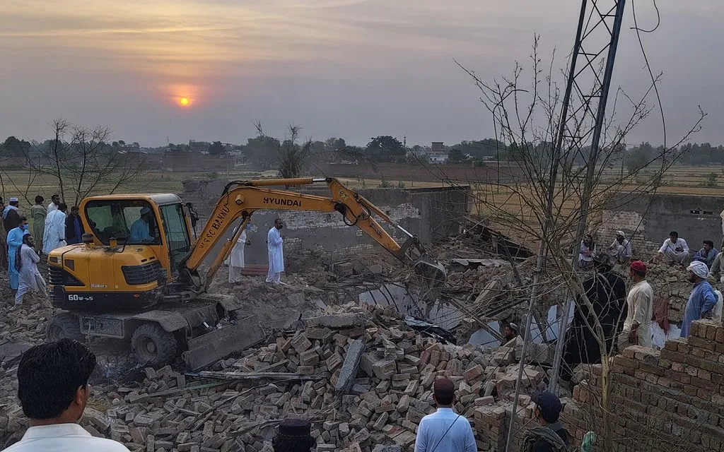 Công nhân dọn đống đổ nát tại hiện trường vụ đánh bom liều chết ở Bannu, Pakistan, ngày 10/5/2026. (Ảnh: AP)