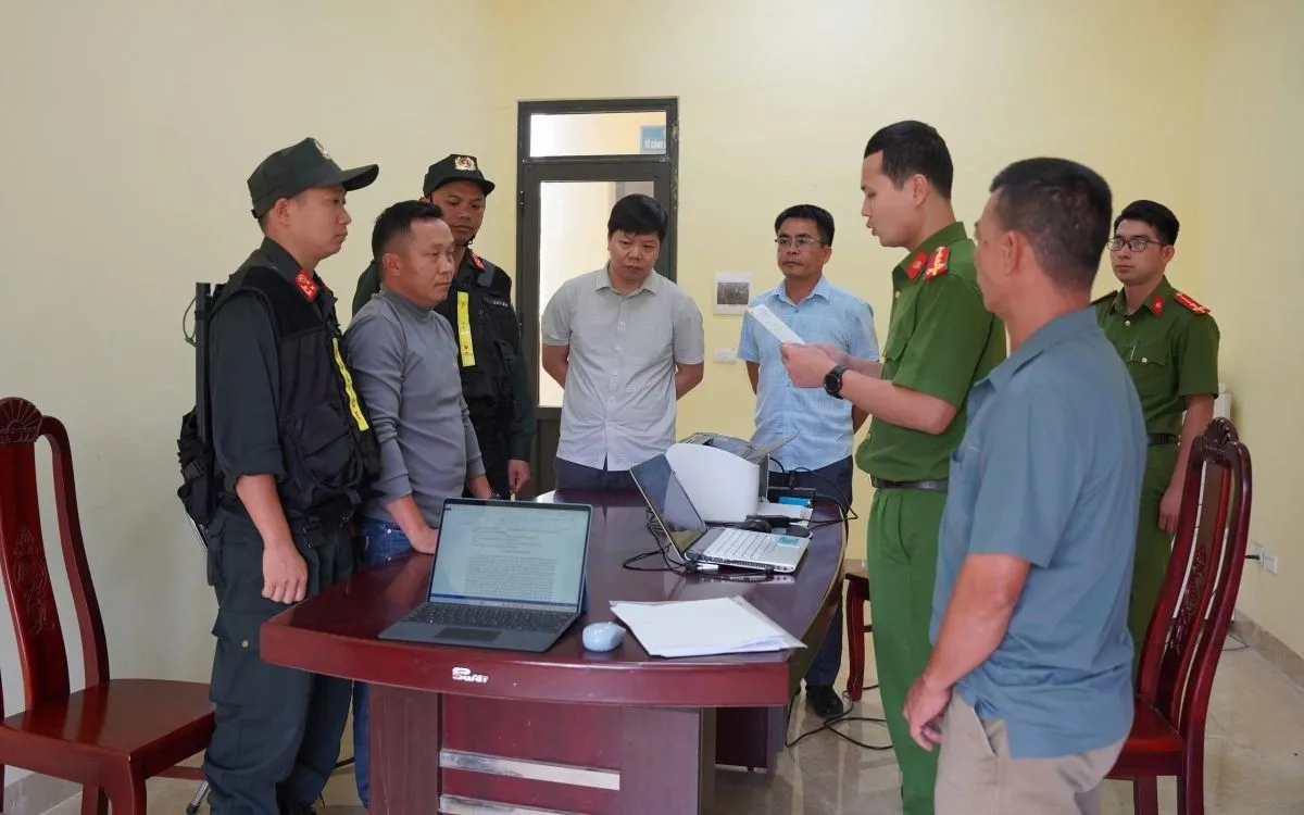 Công an tỉnh Điện Biên đọc lệnh khởi tố vụ án, khởi tố bị can và bắt bị can để tạm giam đối với Giàng A Cu - Ảnh: VOV