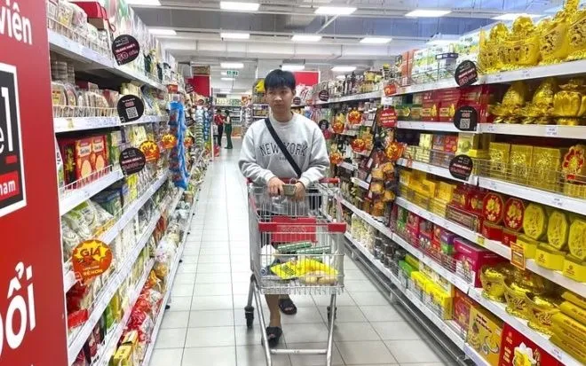 Người tiêu dùng mua sắm tại siêu thị. (Ảnh: Hương Giang/TTXVN)