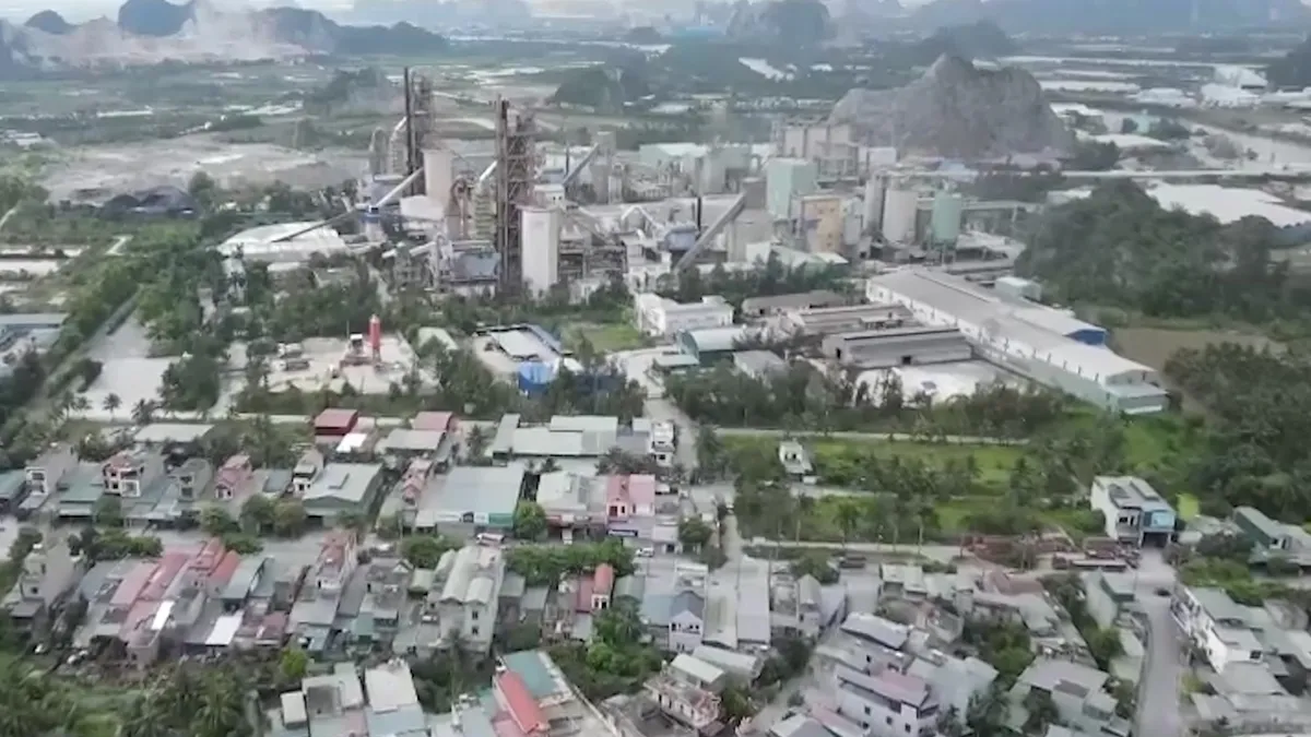 Quảng Ninh lấy mẫu khí thải sau phản ánh về Nhà máy xi măng Lam Thạch- Ảnh 3. Quảng Ninh lấy mẫu khí thải sau phản ánh về Nhà máy xi măng Lam Thạch- Ảnh 3.