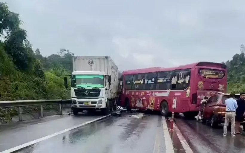 Hiện trường vụ va chạm giao thông giữa 4 xe ôtô khiến giao thông ùn tắc trên cao tốc Nội Bài-Lào Cai. (Ảnh: TTXVN phát)
