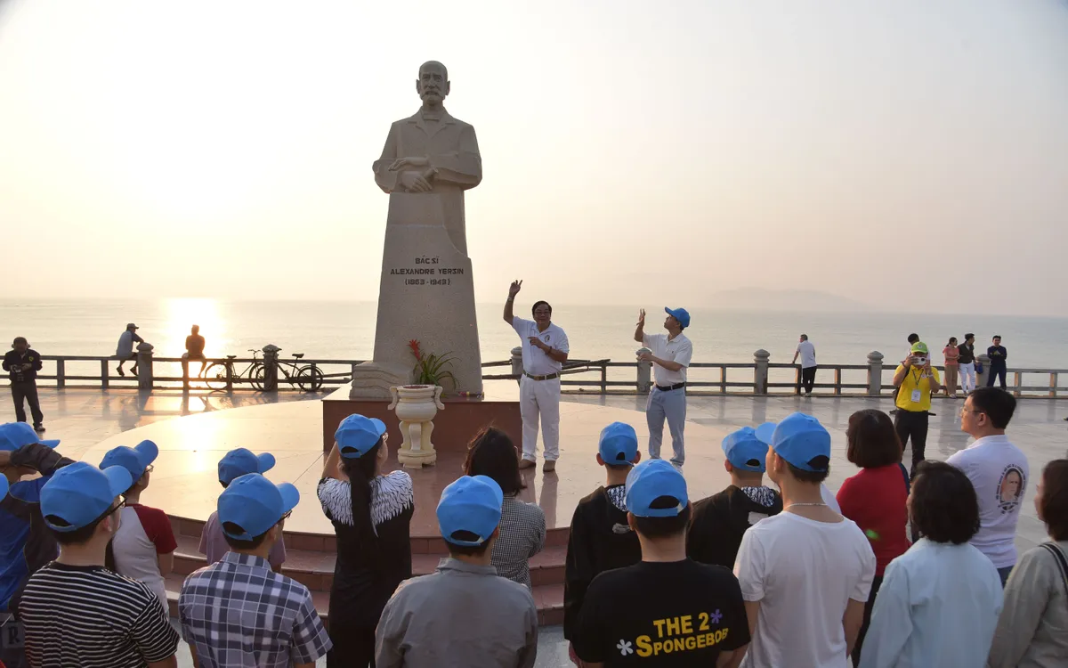 Tượng Yersin ở Quảng trường Yersin