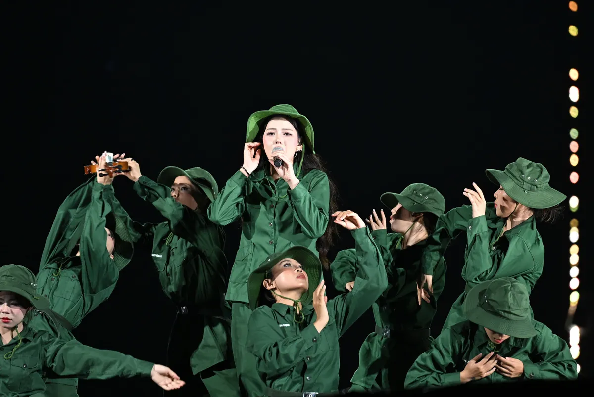 Hà Anh Tuấn, Đông Nhi khuấy động sân khấu Sao Nhập Ngũ Concert - Ảnh 12.