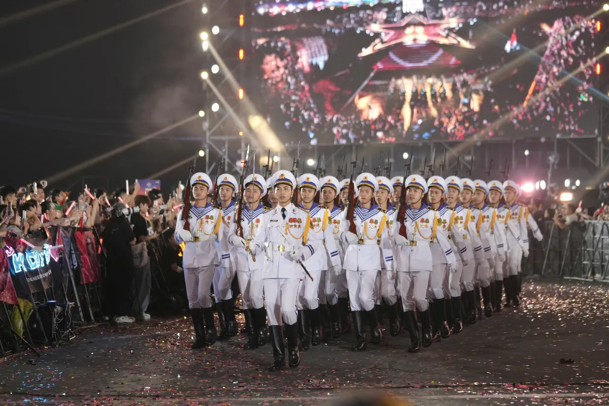 Hà Anh Tuấn, Đông Nhi khuấy động sân khấu Sao Nhập Ngũ Concert - Ảnh 4.