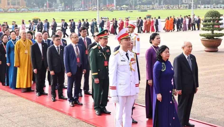 Đại biểu dự Đại hội MTTQ Việt Nam lần thứ XI v&agrave;o Lăng viếng Chủ tịch Hồ Ch&iacute; Minh- Ảnh 1.