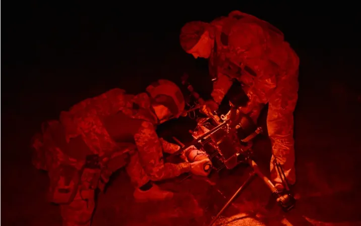 Binh sĩ Ukraine chuẩn bị phóng UAV ở miền Đông Ukraine, ngày 30/4 (Ảnh: AFP/Getty Images)