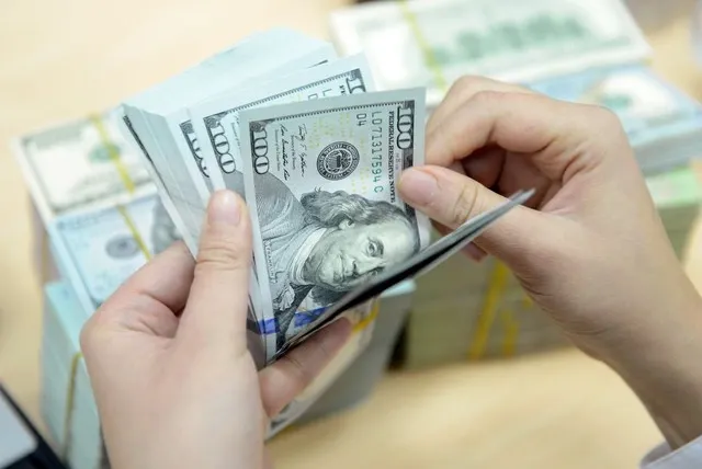 Giá USD ngân hàng tăng mạnh đầu tuần, áp sát mức trần- Ảnh 1. Giá USD ngân hàng tăng mạnh đầu tuần, áp sát mức trần- Ảnh 1.