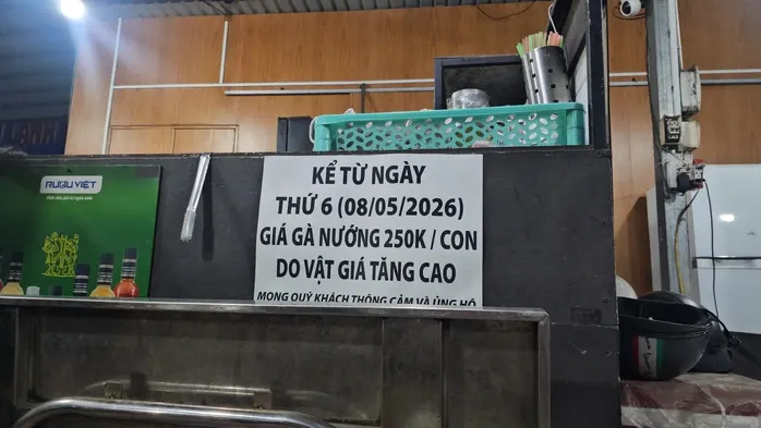 Từ quán cơm đến cà phê lề đường đều than khó giữ giá bán như cũ- Ảnh 1. Từ quán cơm đến cà phê lề đường đều than khó giữ giá bán như cũ- Ảnh 1.