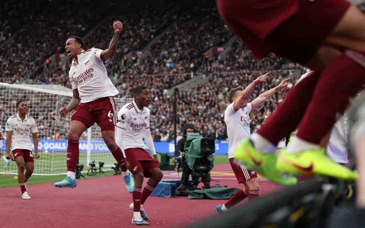 Arsenal thắng nghẹt thở West Ham United, tiến gần chức v&ocirc; địch Premier League- Ảnh 1.
