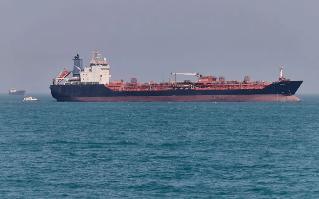 Tàu chở dầu neo đậu tại eo biển Hormuz, ngoài khơi Bandar Abbas, Iran (ẢNh: ISNA/AP)
