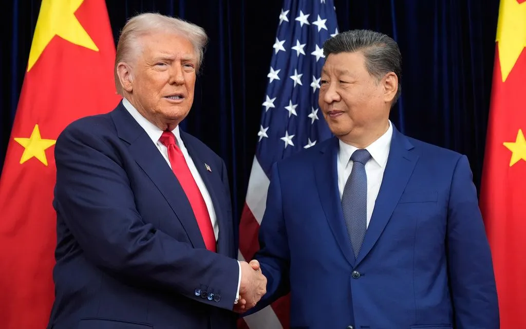 Tổng thống Donald Trump (trái) và Chủ tịch Trung Quốc Tập Cận Bình bắt tay ở Busan, Hàn Quốc, ngày 30/10/2025.(Ảnh: AP