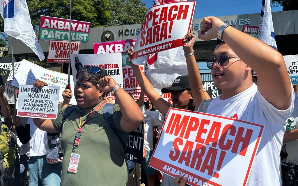 Người biểu tình kêu gọi luận tội Phó Tổng thống Philippines Sara Duterte bên ngoài Hạ viện ở Quezon City, Philippines, ngày 11/5/2026. (Ảnh: AP)