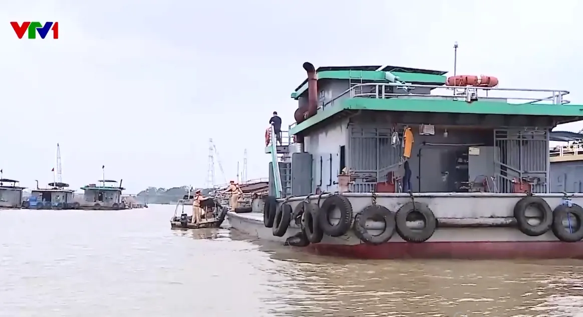 Nhiều bến b&atilde;i hoạt động kh&ocirc;ng ph&eacute;p, ngang nhi&ecirc;n lắp đặt m&aacute;y m&oacute;c, bốc dỡ h&agrave;ng h&oacute;a - Ảnh 1.
