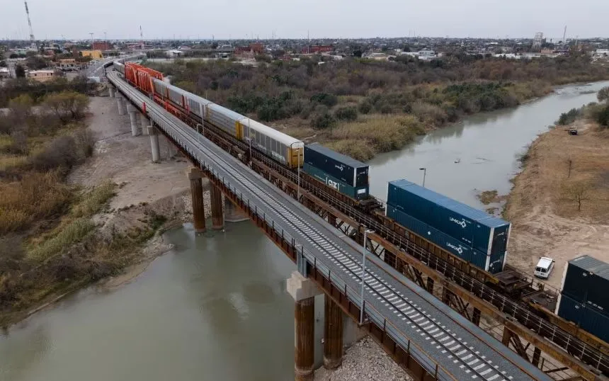 Một đoàn tàu đi qua cầu đường sắt tại biên giới Mỹ - Mexico ở Laredo, Texas, tháng 2/2025. (Ảnh: Bloomberg/Getty Images)