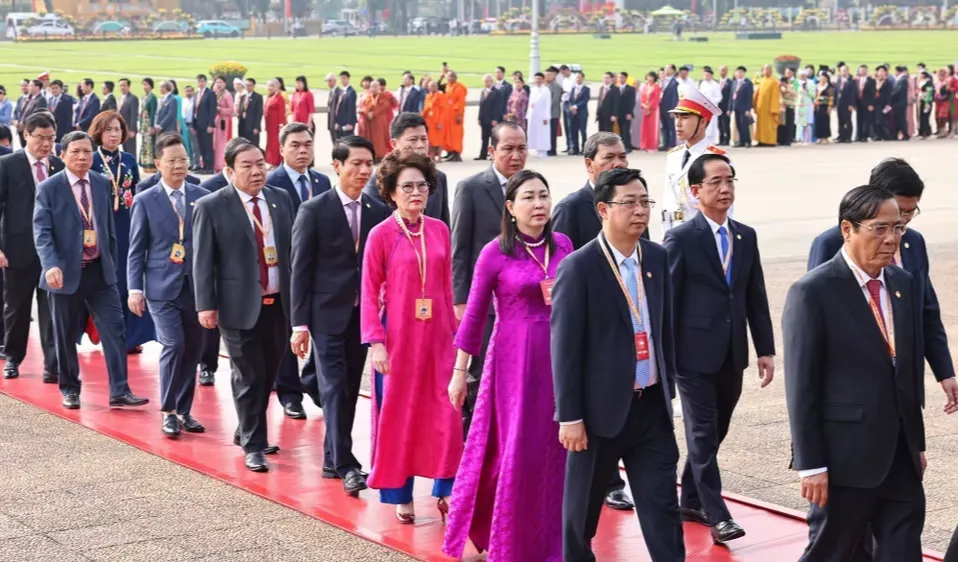 Đo&agrave;n đại biểu dự Đại hội Mặt trận Tổ quốc Việt Nam v&agrave;o Lăng viếng Chủ tịch Hồ Ch&iacute; Minh - Ảnh 3.