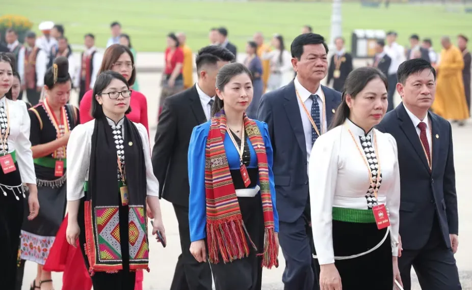 Đo&agrave;n đại biểu dự Đại hội Mặt trận Tổ quốc Việt Nam v&agrave;o Lăng viếng Chủ tịch Hồ Ch&iacute; Minh - Ảnh 4.