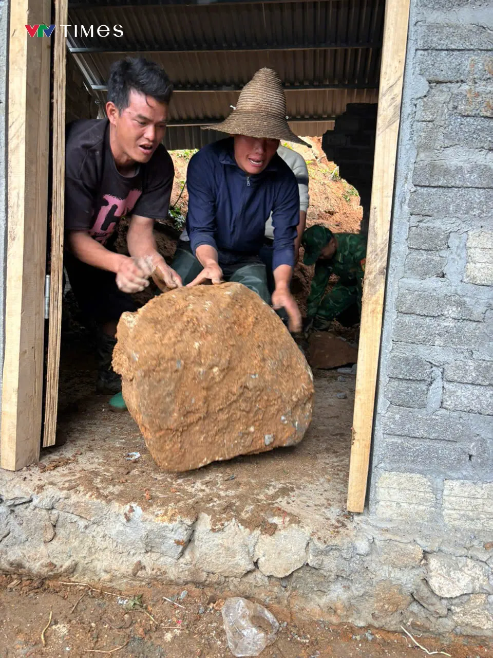 Lai Châu: Sạt lở đất đá làm nứt tường nhà dân - Ảnh 3.