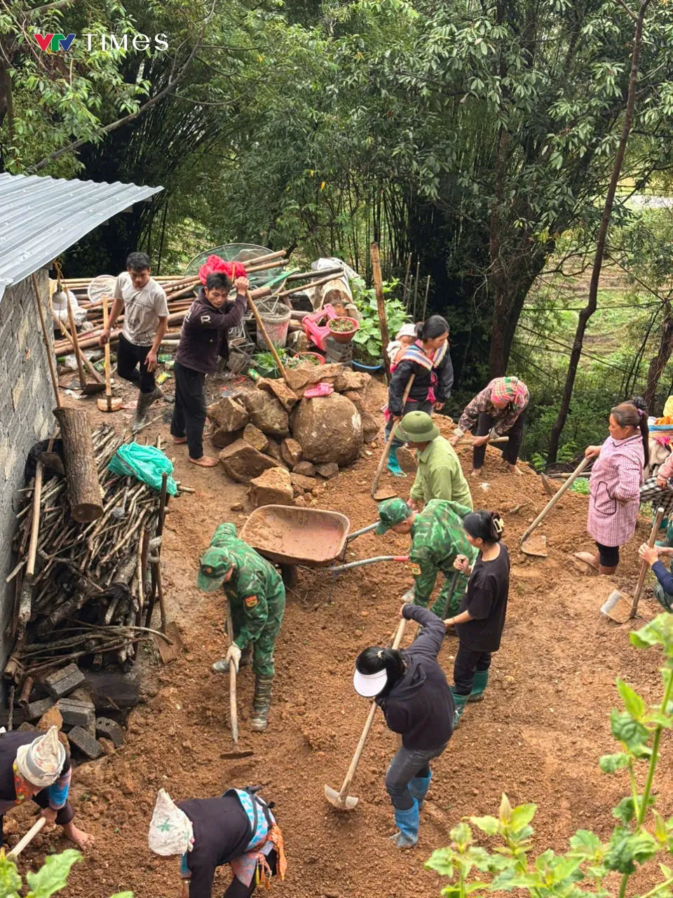 Lai Châu: Sạt lở đất đá làm nứt tường nhà dân - Ảnh 1.