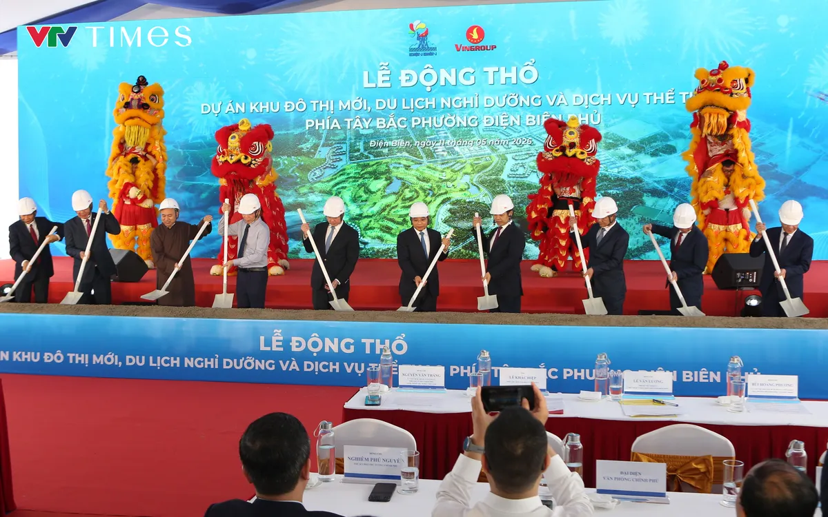 Phó Thủ tướng Chính phủ Nguyễn Văn Thắng cùng đại biểu các ngành thực hiện nghi lễ động thổ dự án Khu đô thị mới, du lịch nghỉ dưỡng và dịch vụ thể thao phía Tây Bắc phường Điện Biên Phủ. Ảnh: Quốc Hưng