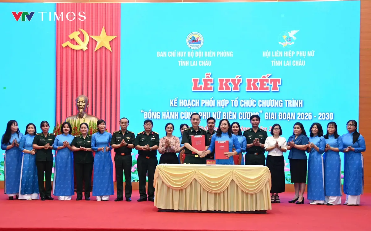 Lãnh đạo Ban Chỉ huy BĐBP tỉnh Lai Châu và Hội LHPN tỉnh ký kết kế hoạch triển khai Chương trình “Đồng hành cùng Phụ nữ biên cương” giai đoạn 2026-2030. Ảnh: Đức Duẩn