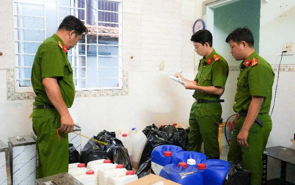 Lực lượng Công an khám xét, kiểm đếm số tang vật.