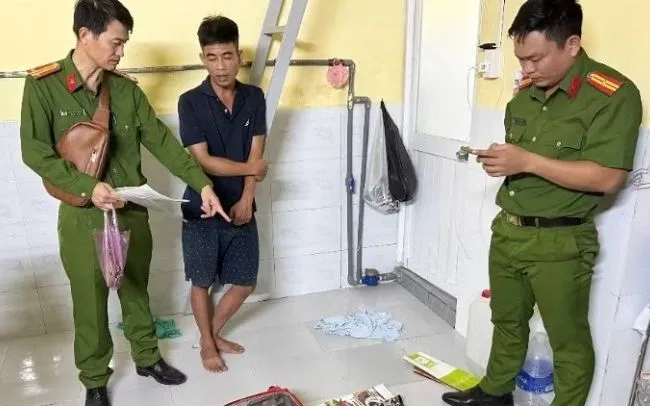 Lực lượng Công an Quảng Trị khám xét nơi ở của Nguyễn Xuân Thành, thu giữ nhiều loại cà phê giả.