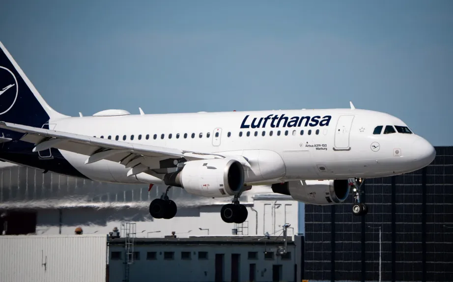 Giám đốc hãng hàng không Đức Lufthansa cảnh báo nhiều sân bay cạn nhiên liệu - Ảnh 1.