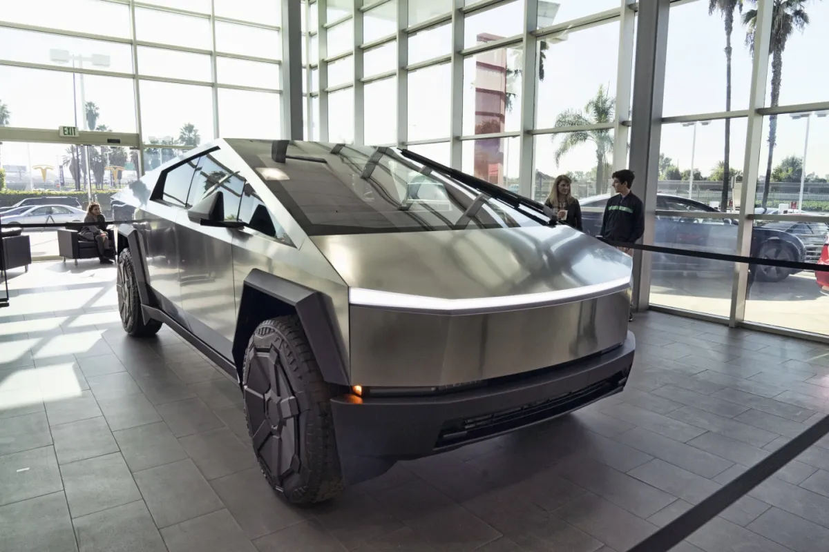 Tesla triệu hồi Cybertruck do nguy cơ bánh xe rơi ra - Ảnh 1.