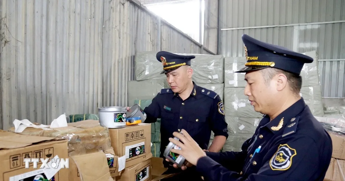 Lực lượng Hải quan kiểm tra nhãn mác hàng hóa nhập khẩu tại kho bãi khu vực cửa khẩu.
