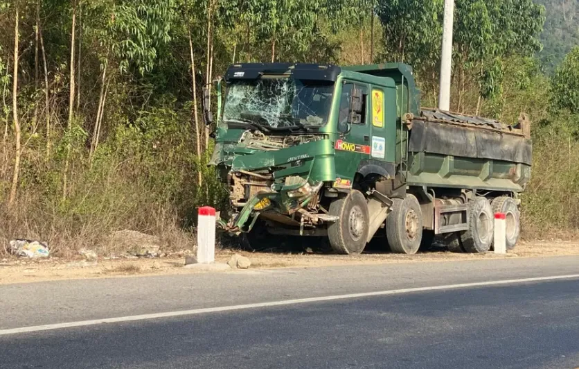 Xe kh&aacute;ch chở 12 người lao xuống vực tr&ecirc;n đ&egrave;o An Kh&ecirc; (Gia Lai), 1 người tử vong - Ảnh 2.