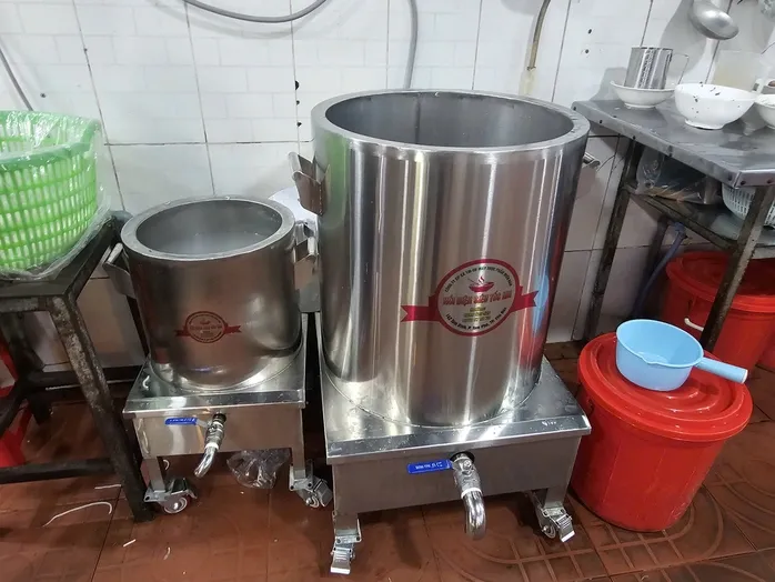 Từ quán cơm đến cà phê lề đường đều than khó giữ giá bán như cũ- Ảnh 2. Từ quán cơm đến cà phê lề đường đều than khó giữ giá bán như cũ- Ảnh 2.