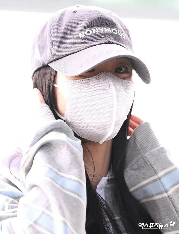 Jisoo (BLACKPINK) xuất hiện k&iacute;n đ&aacute;o tại s&acirc;n bay giữa tranh c&atilde;i li&ecirc;n quan người th&acirc;n - Ảnh 2.