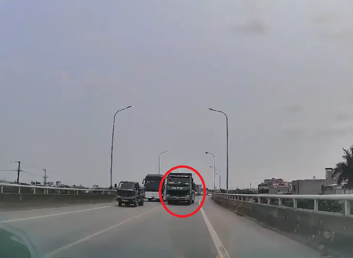 Phóng nhanh, vượt ẩu: Con đường ngắn nhất dẫn tới tai nạn- Ảnh 1. Phóng nhanh, vượt ẩu: Con đường ngắn nhất dẫn tới tai nạn- Ảnh 1.