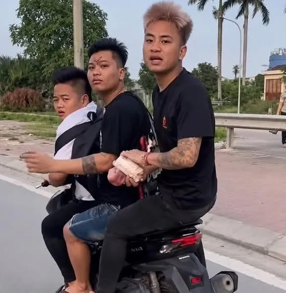Xử l&yacute; nh&oacute;m thanh ni&ecirc;n đi xe kh&ocirc;ng biển số, d&ugrave;ng d&eacute;p đ&aacute;nh người đi đường ở Hải Ph&ograve;ng- Ảnh 1.