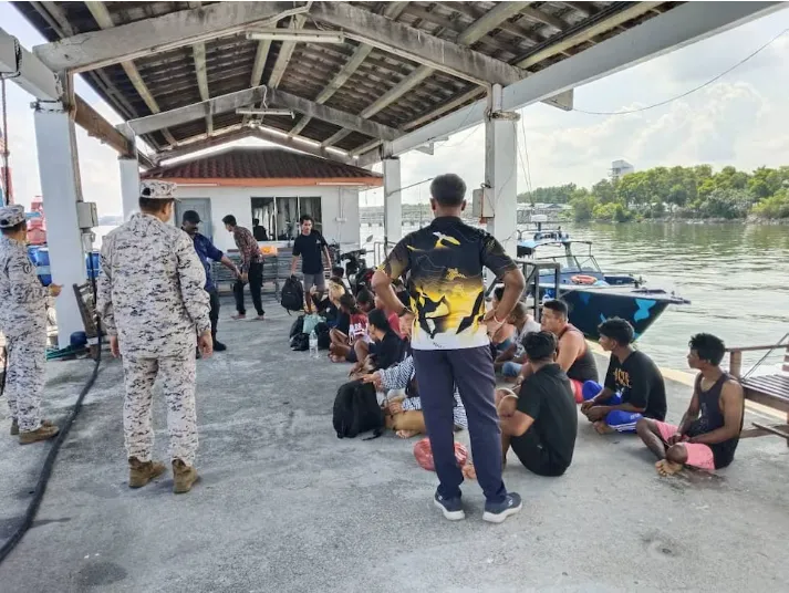 T&agrave;u chở người di cư bị lật ngo&agrave;i khơi Malaysia, 14 người mất t&iacute;ch - Ảnh 1.