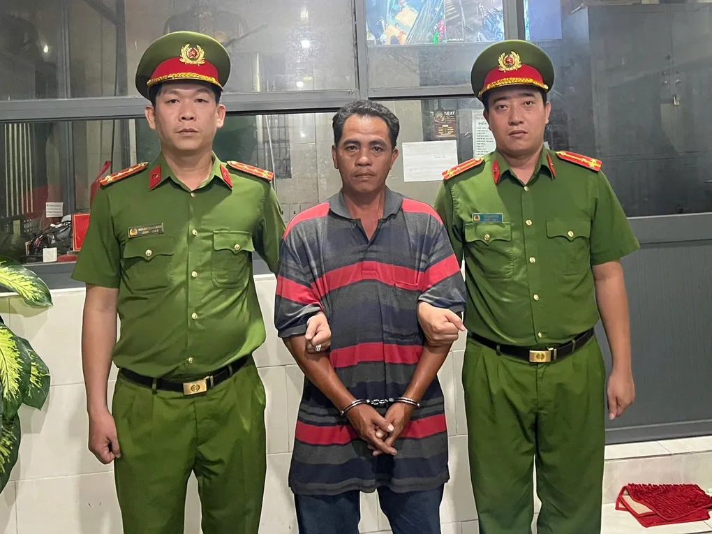 D&ugrave;ng ghế tấn c&ocirc;ng CSGT để gi&uacute;p anh trai bỏ chạy sau vi phạm nồng độ cồn- Ảnh 1.