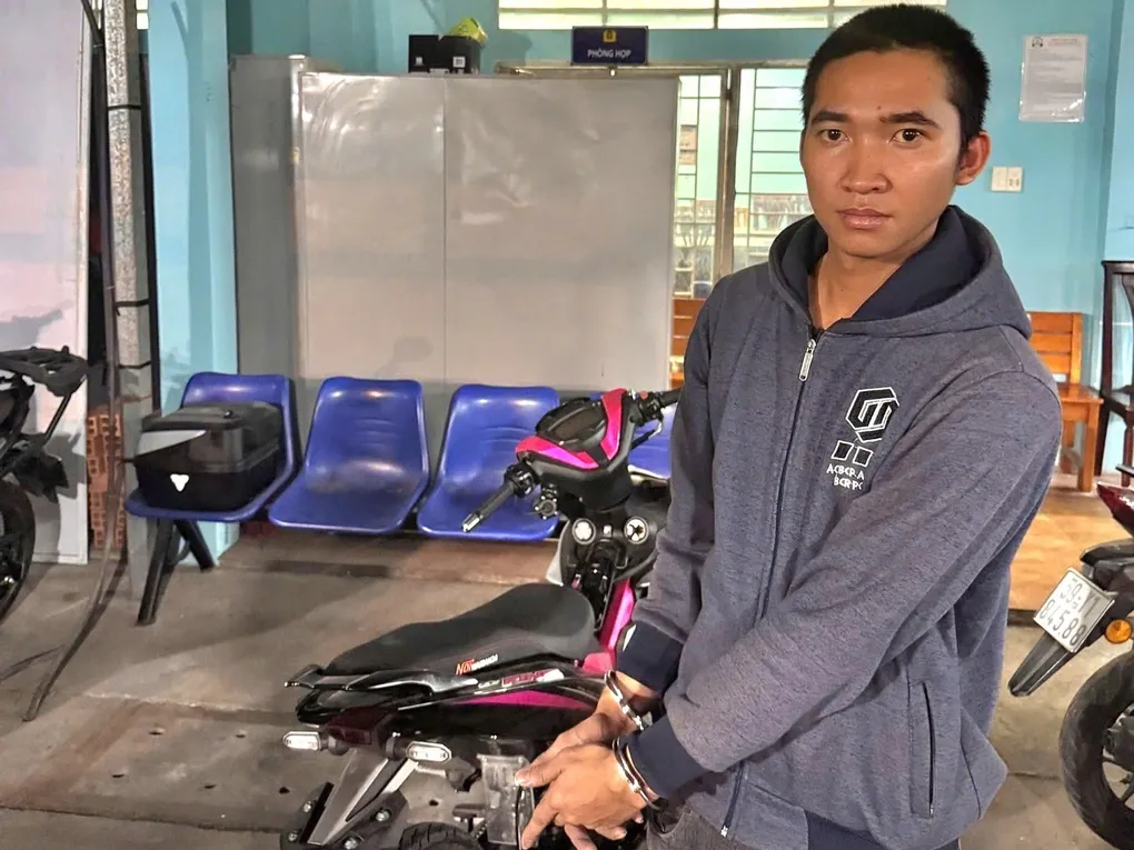 Giả vờ hỏi mua xe rồi phóng Exciter tẩu thoát- Ảnh 1. Giả vờ hỏi mua xe rồi phóng Exciter tẩu thoát- Ảnh 1.