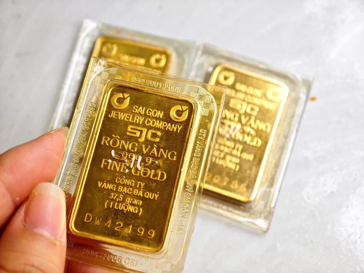 Giá vàng bật tăng mạnh trở lại, mỗi lượng thêm hơn 2 triệu đồng- Ảnh 1. Giá vàng bật tăng mạnh trở lại, mỗi lượng thêm hơn 2 triệu đồng- Ảnh 1.