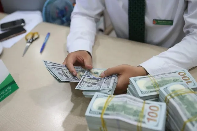 Gi&aacute; USD đồng loạt đi l&ecirc;n, ng&acirc;n h&agrave;ng tiếp tục b&aacute;n ra kịch trần- Ảnh 1.