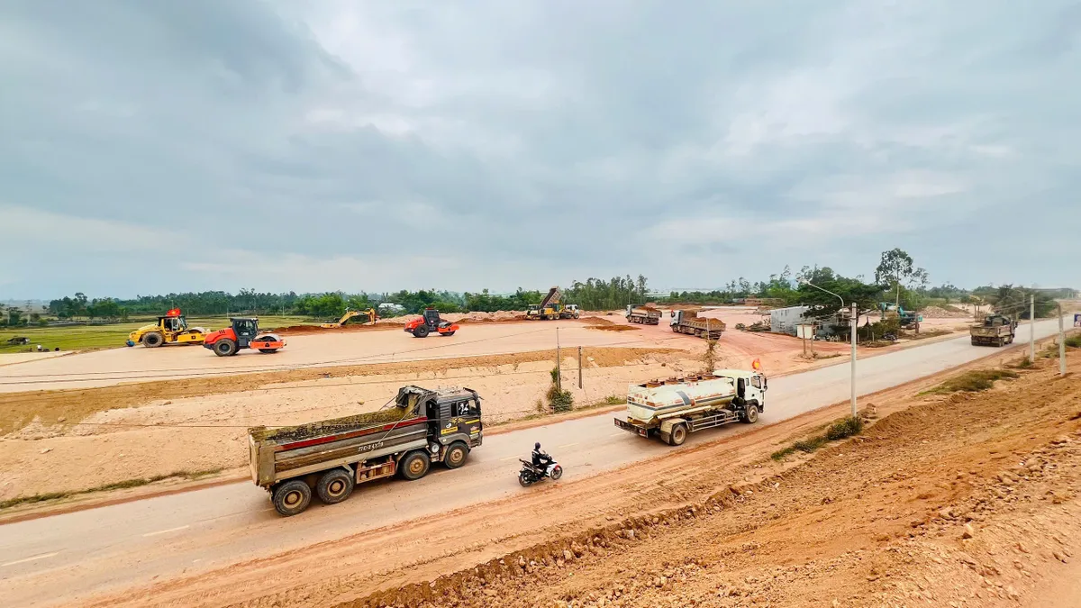 Gia Lai: H&agrave;ng trăm c&ocirc;ng nh&acirc;n thi c&ocirc;ng ng&agrave;y đ&ecirc;m để ho&agrave;n th&agrave;nh s&acirc;n bay Ph&ugrave; C&aacute;t - Ảnh 1.