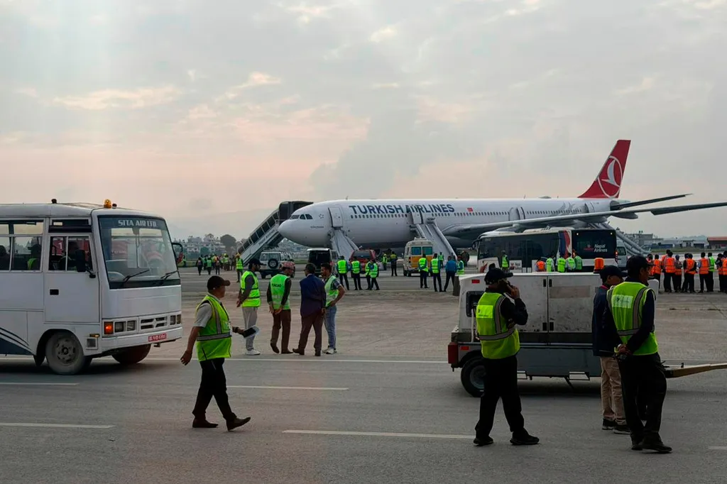 Máy bay Turkish Airlines bốc khói khi hạ cánh tại sân bay Nepal- Ảnh 1. Máy bay Turkish Airlines bốc khói khi hạ cánh tại sân bay Nepal- Ảnh 1.