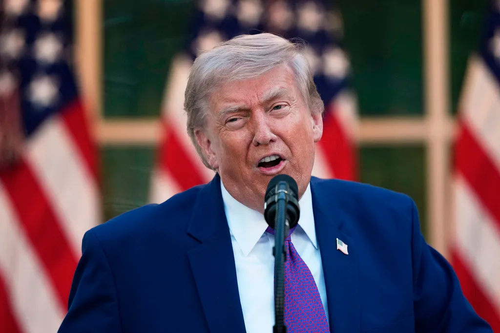 Tổng thống Trump c&acirc;n nhắc nối lại kh&ocirc;ng k&iacute;ch Iran - Ảnh 1.