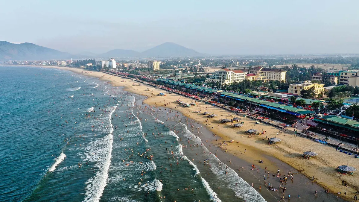 Du lịch h&egrave; 2026: Top 10 b&atilde;i biển miền Trung l&yacute; tưởng cho gia đ&igrave;nh- Ảnh 3.