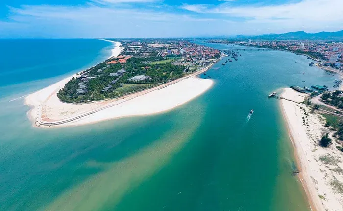 Du lịch h&egrave; 2026: Top 10 b&atilde;i biển miền Trung l&yacute; tưởng cho gia đ&igrave;nh- Ảnh 4.