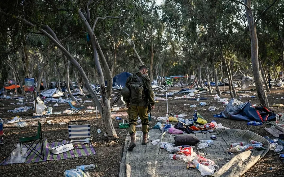 Một binh sĩ Israel tuần tra tại một địa điểm bị Hamas tấn công ngày 7/10/2023. (Ảnh: AFP/Getty Images)