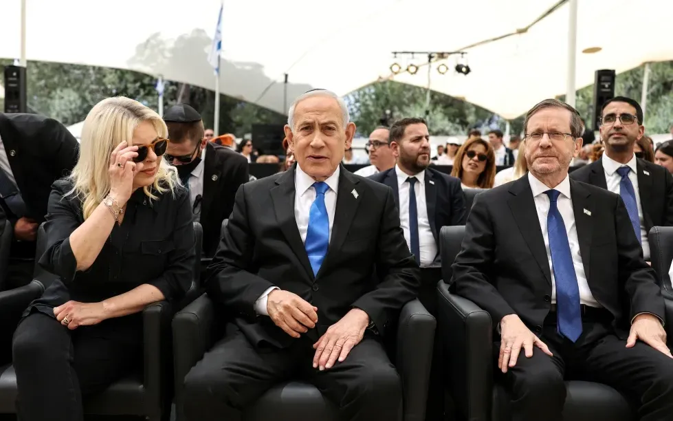 Thủ tướng Netanyahu (giữa) cùng vợ Sara (trái) tham dự một sự kiện tại Jerusalem hôm 21/4/2026. (Ảnh: AP)