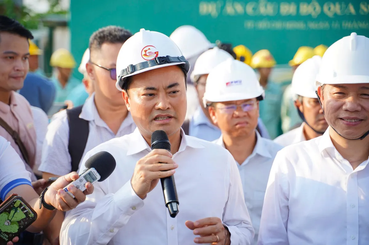 Cầu đi bộ qua sông Sài Gòn đổ mẻ bê tông đầu tiên cho trụ chính- Ảnh 2. Cầu đi bộ qua sông Sài Gòn đổ mẻ bê tông đầu tiên cho trụ chính- Ảnh 2.
